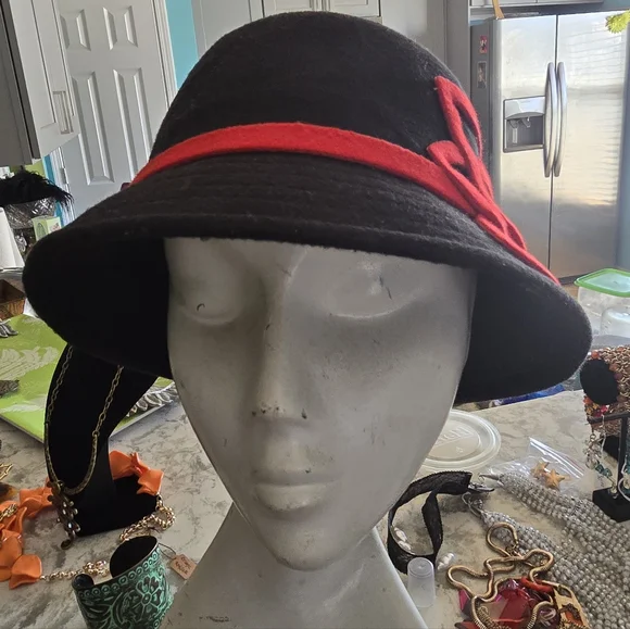 Elegant Black and Red Wool Cloche Hat - Picture 2 of 6